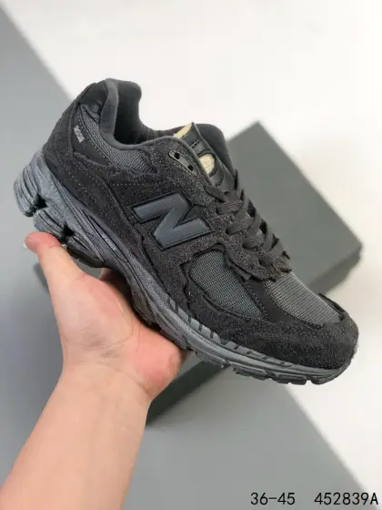 公司级带半码! 新百伦NB2002 balance 2002系列ML2002R,那个老朋友回来了,十年前的经典设计,现在再次复刻于2010年推出,10年后新版被称为2002R,该当代版本的首回亮相将以灰色与黑色两个配色呈现,其设计秉承经典 New Balance 跑鞋轮廓,其鞋面由磨砂皮和网状面板制成,透气性好,应季性强,自带纹理更具运动时尚风.同时搭载 ABZORB 技术和 N-ergy 缓冲技术,Vibram橡胶黄金大底,耐磨性强,稳定性高,抓地更牢,不易打滑. ID:452839A